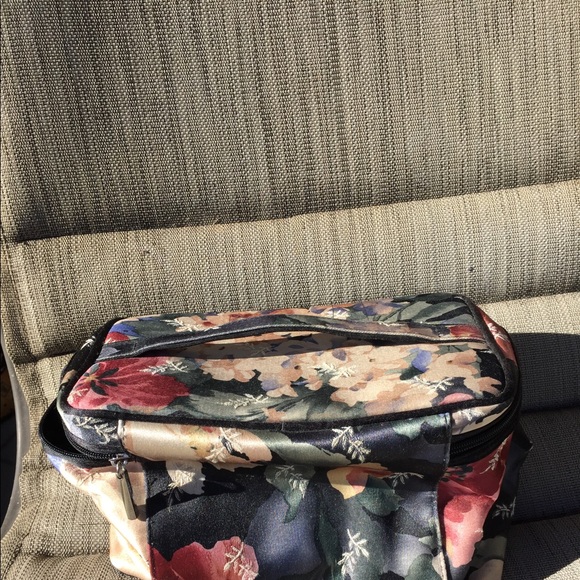 Cosmetics case - Picture 3 of 3